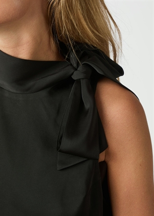 Veda drapy satin top Sort Neo Noir 